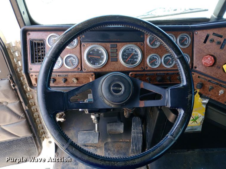 image for item NY9336 2007 Freightliner  FLD132 Classic XL semi truck