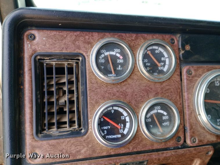 image for item NY9336 2007 Freightliner  FLD132 Classic XL semi truck