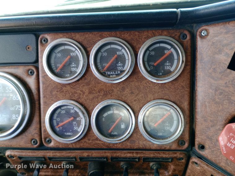 image for item NY9336 2007 Freightliner  FLD132 Classic XL semi truck