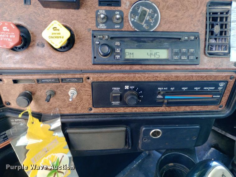 image for item NY9336 2007 Freightliner  FLD132 Classic XL semi truck