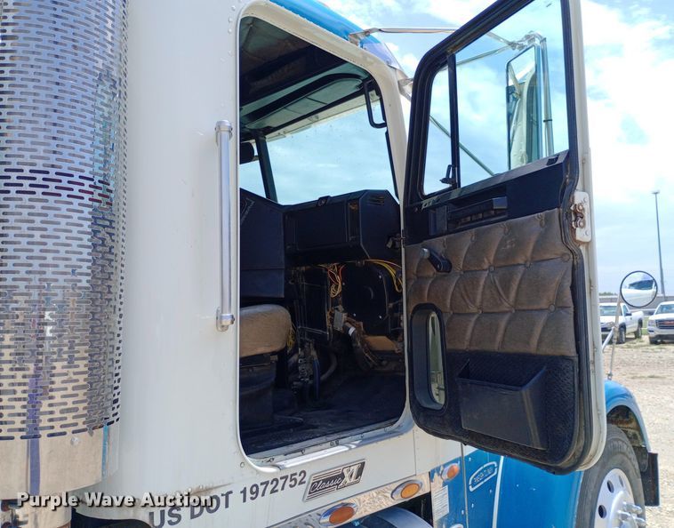 image for item NY9336 2007 Freightliner  FLD132 Classic XL semi truck