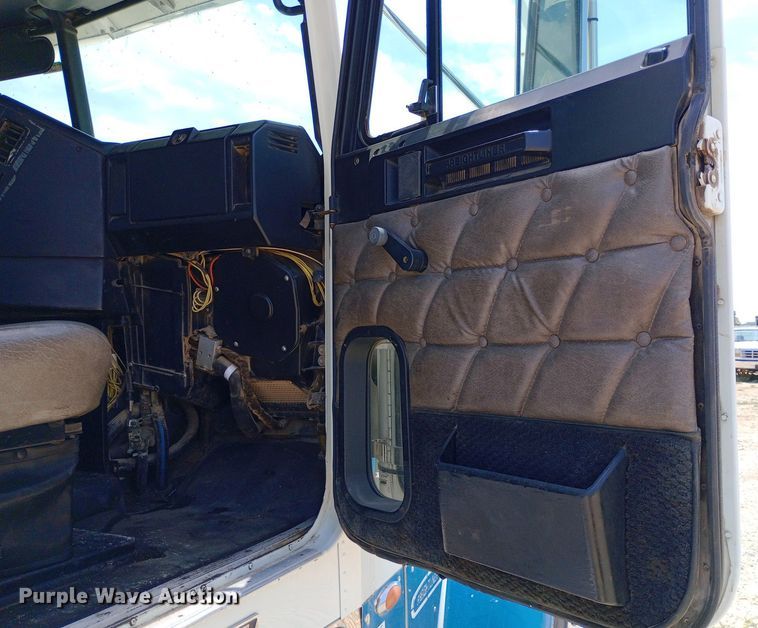 image for item NY9336 2007 Freightliner  FLD132 Classic XL semi truck