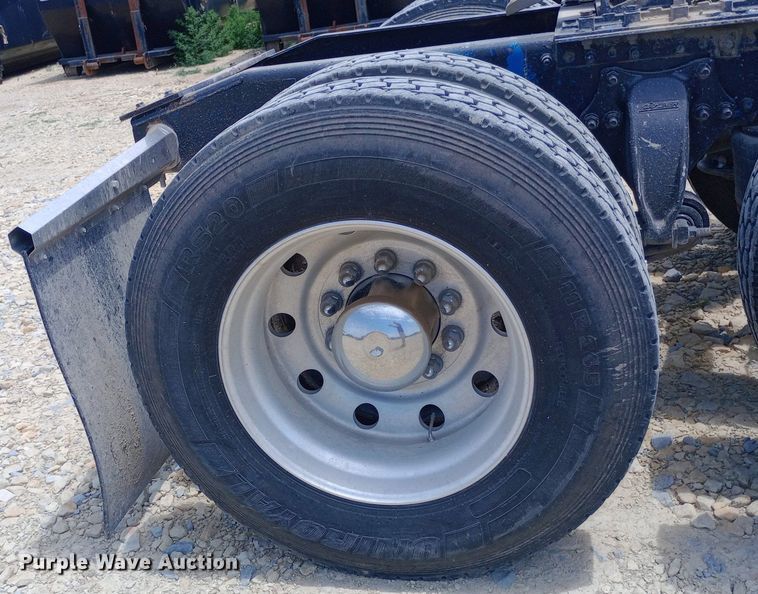 image for item NY9336 2007 Freightliner  FLD132 Classic XL semi truck