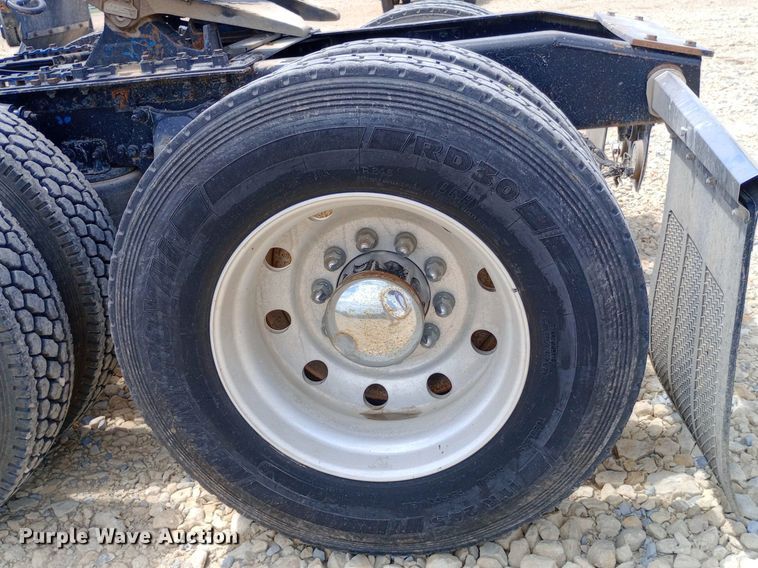 image for item NY9336 2007 Freightliner  FLD132 Classic XL semi truck