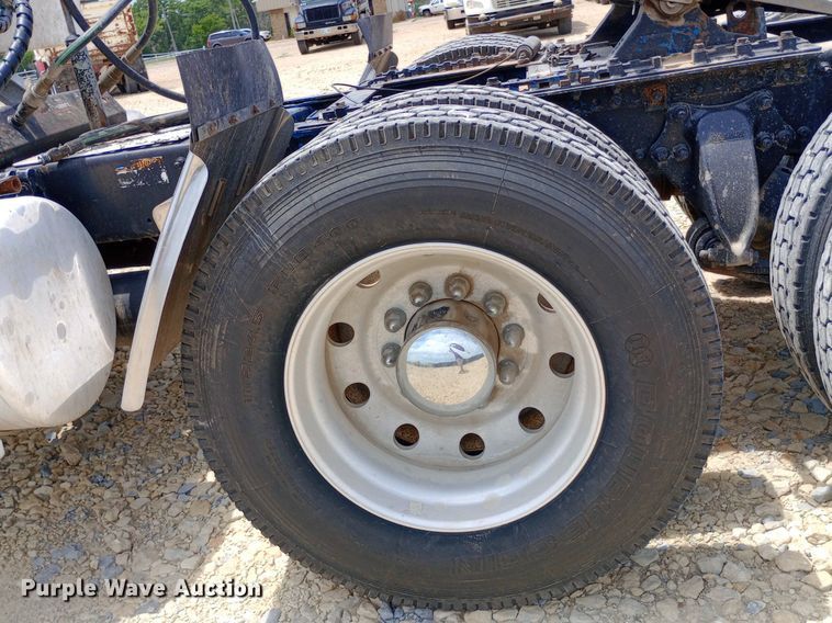 image for item NY9336 2007 Freightliner  FLD132 Classic XL semi truck