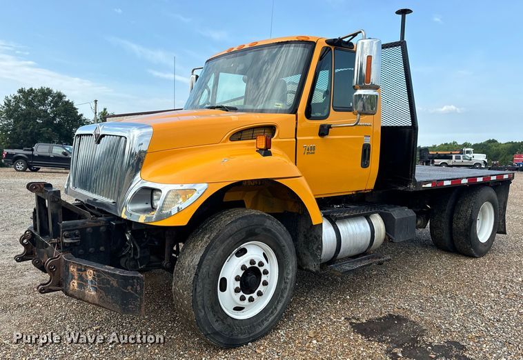 image for item OF9789 2006 International  7400 flatbed truck