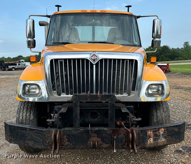 image for item OF9789 2006 International  7400 flatbed truck