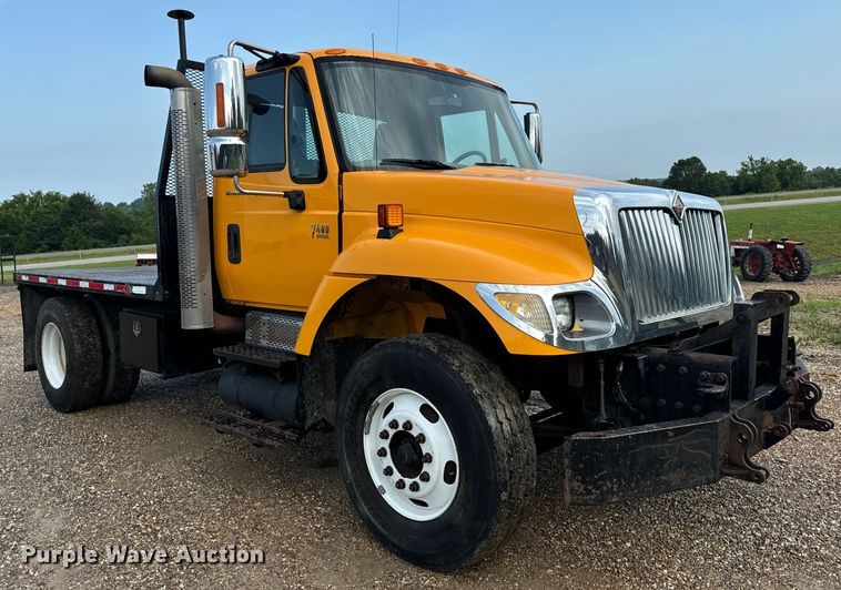 image for item OF9789 2006 International  7400 flatbed truck