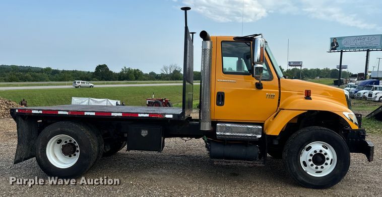 image for item OF9789 2006 International  7400 flatbed truck