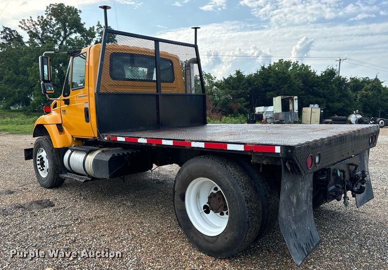 image for item OF9789 2006 International  7400 flatbed truck
