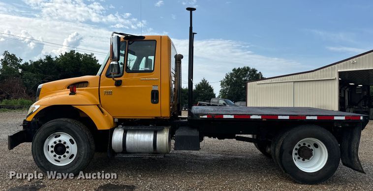 image for item OF9789 2006 International  7400 flatbed truck