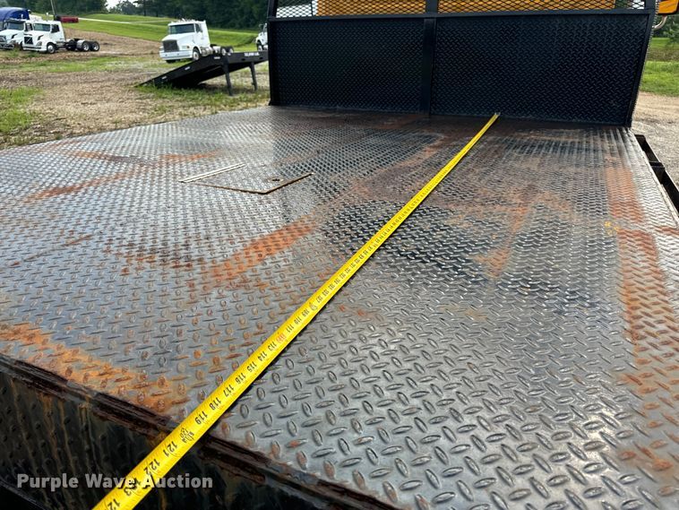 image for item OF9789 2006 International  7400 flatbed truck