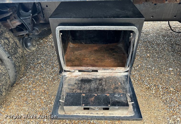 image for item OF9789 2006 International  7400 flatbed truck