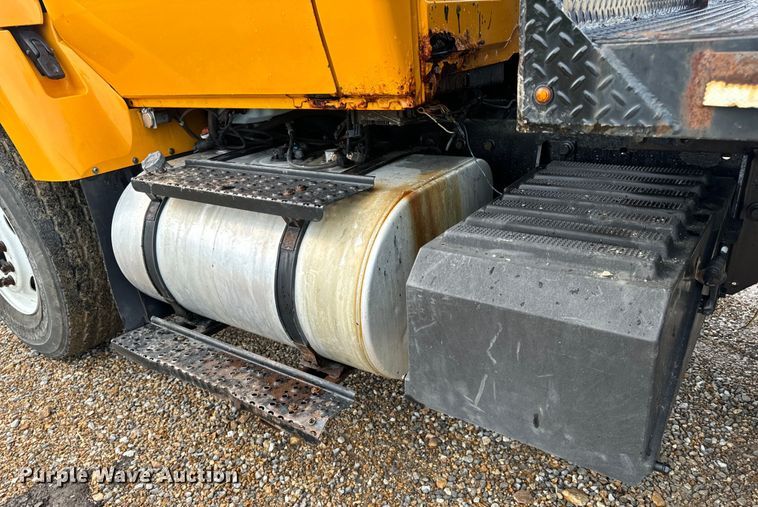 image for item OF9789 2006 International  7400 flatbed truck