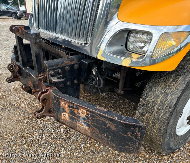 image for item OF9789 2006 International  7400 flatbed truck