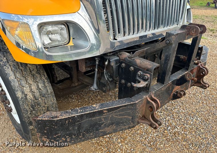 image for item OF9789 2006 International  7400 flatbed truck