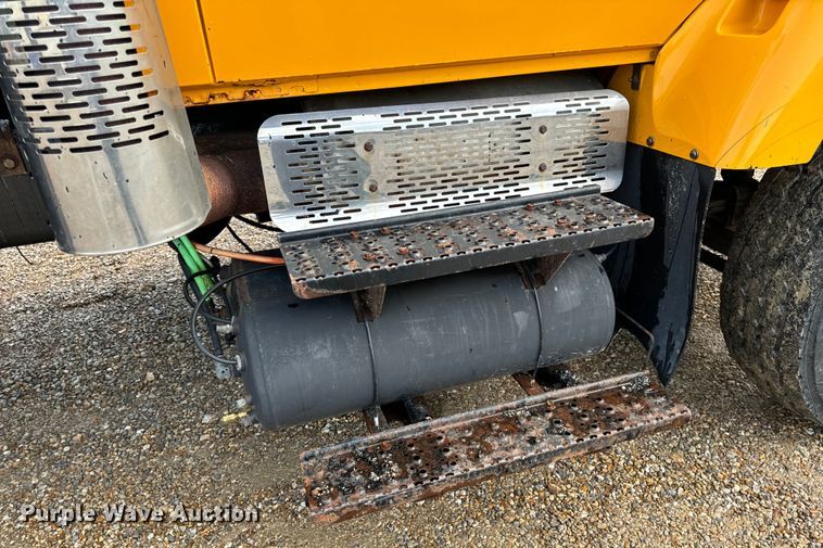 image for item OF9789 2006 International  7400 flatbed truck