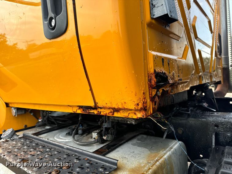 image for item OF9789 2006 International  7400 flatbed truck