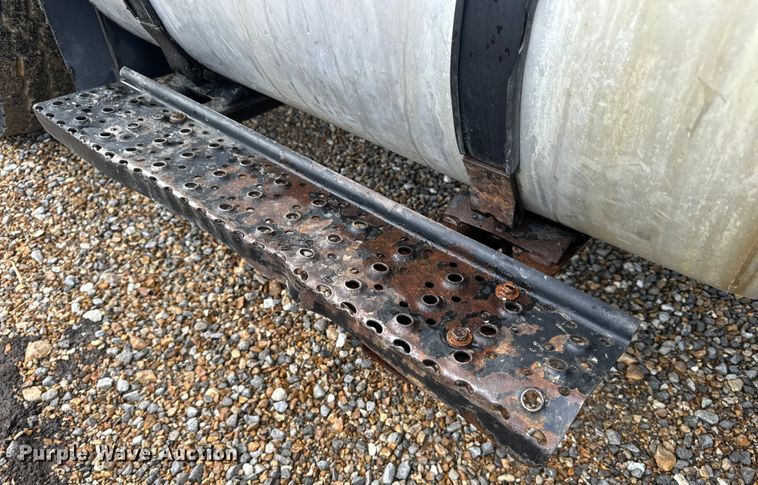 image for item OF9789 2006 International  7400 flatbed truck