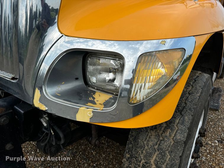 image for item OF9789 2006 International  7400 flatbed truck