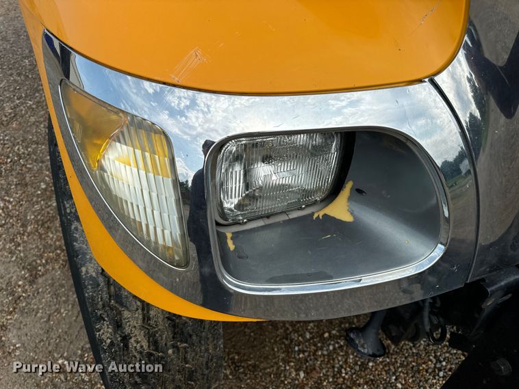 image for item OF9789 2006 International  7400 flatbed truck