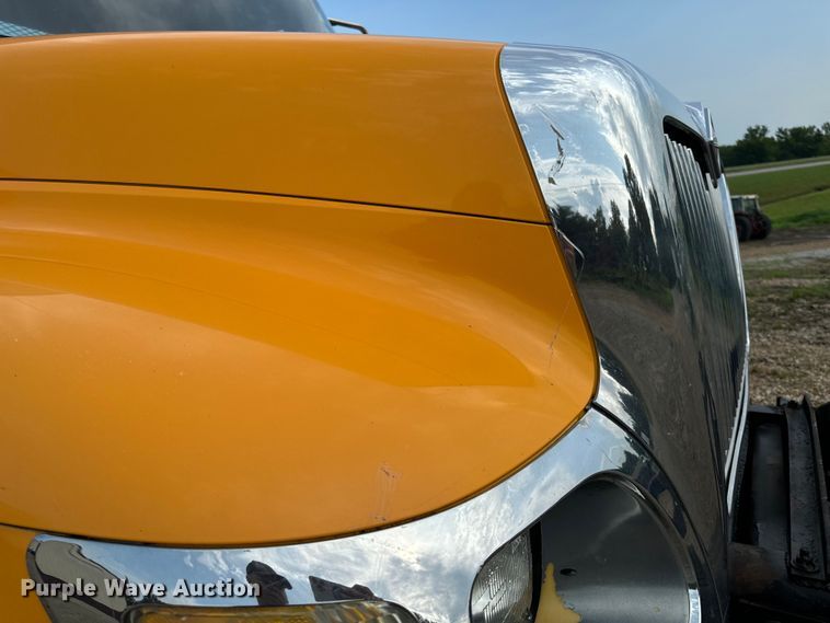 image for item OF9789 2006 International  7400 flatbed truck