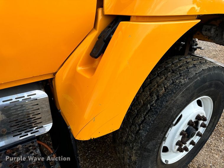 image for item OF9789 2006 International  7400 flatbed truck