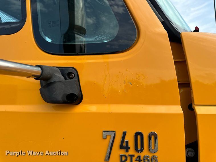 image for item OF9789 2006 International  7400 flatbed truck