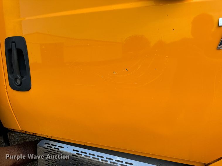 image for item OF9789 2006 International  7400 flatbed truck