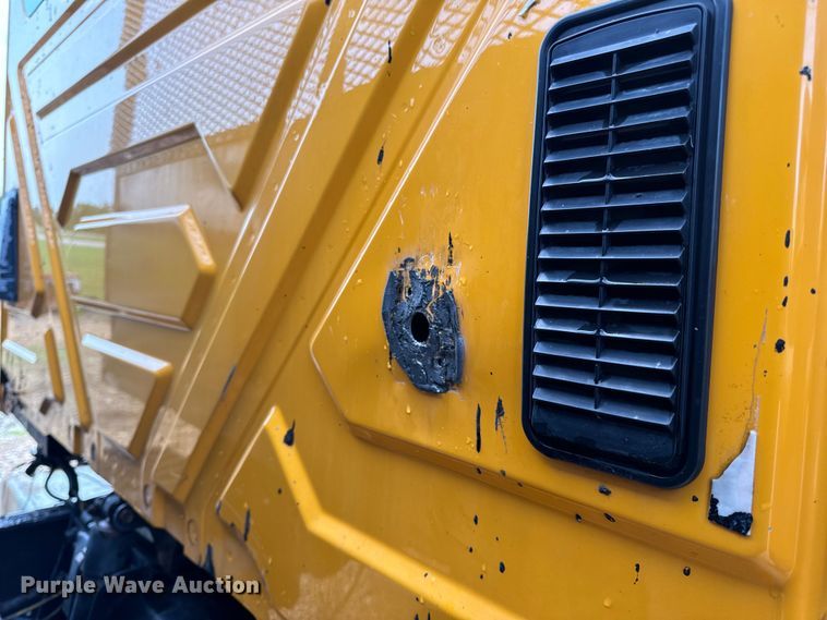 image for item OF9789 2006 International  7400 flatbed truck