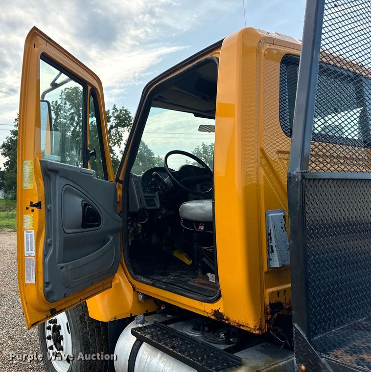 image for item OF9789 2006 International  7400 flatbed truck