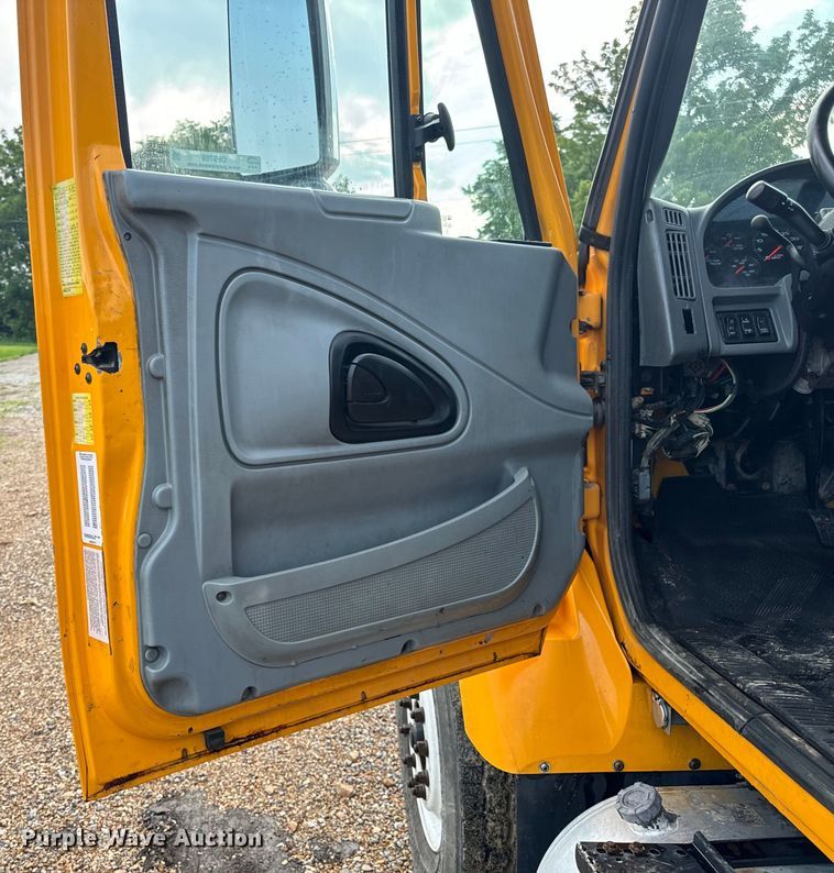 image for item OF9789 2006 International  7400 flatbed truck