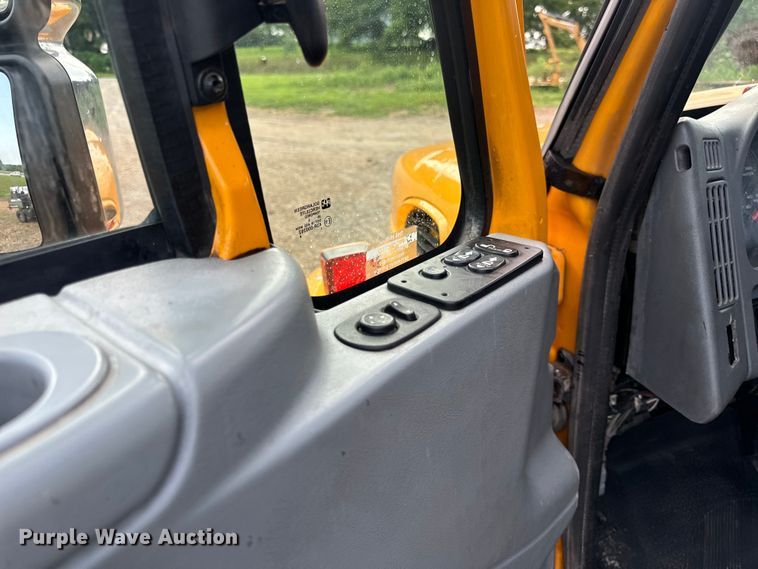 image for item OF9789 2006 International  7400 flatbed truck