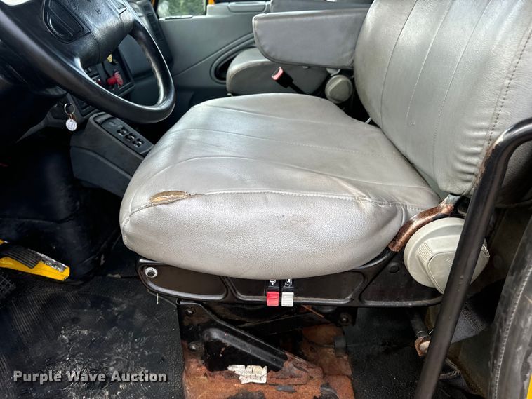 image for item OF9789 2006 International  7400 flatbed truck