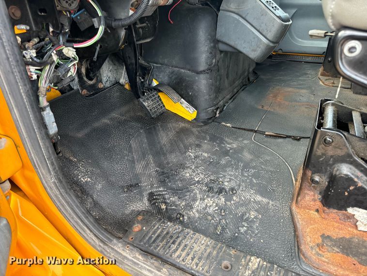 image for item OF9789 2006 International  7400 flatbed truck