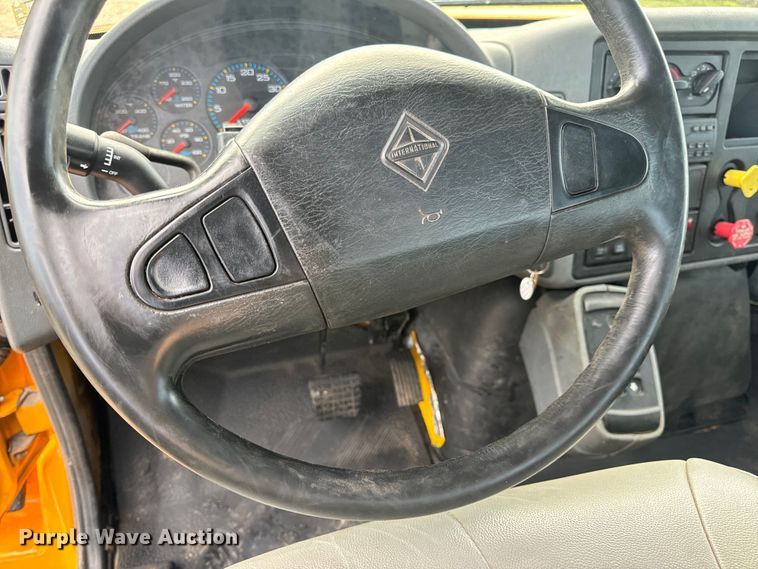 image for item OF9789 2006 International  7400 flatbed truck