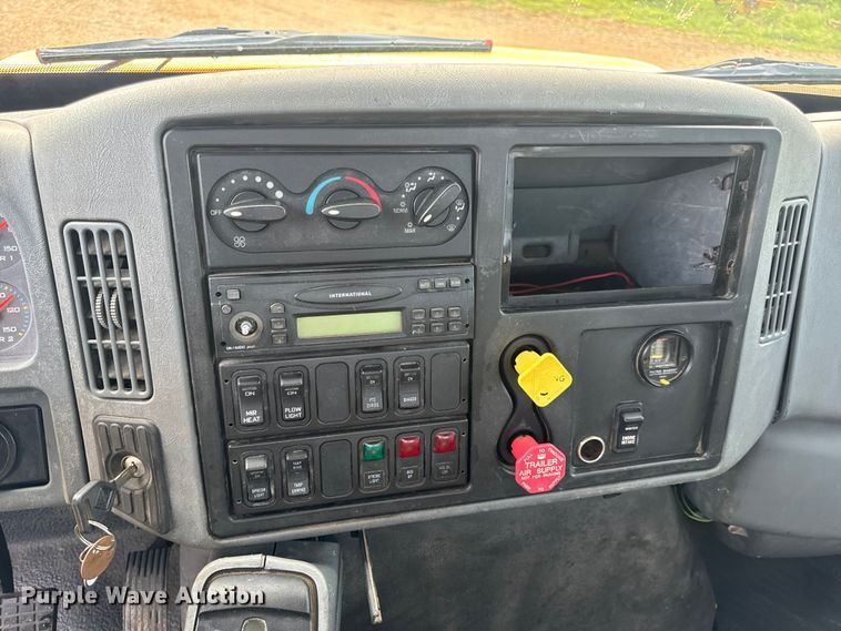 image for item OF9789 2006 International  7400 flatbed truck