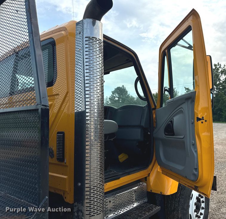 image for item OF9789 2006 International  7400 flatbed truck