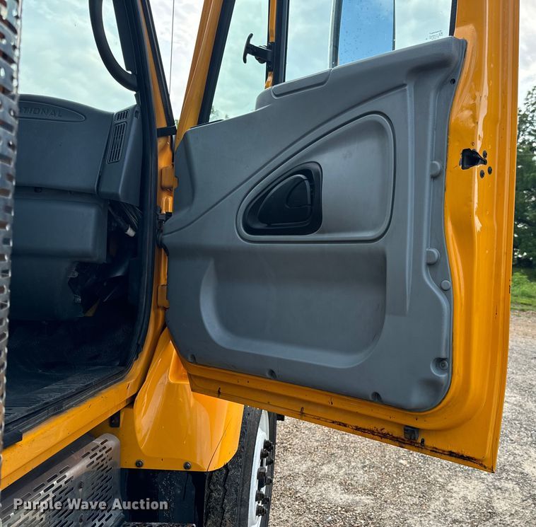 image for item OF9789 2006 International  7400 flatbed truck