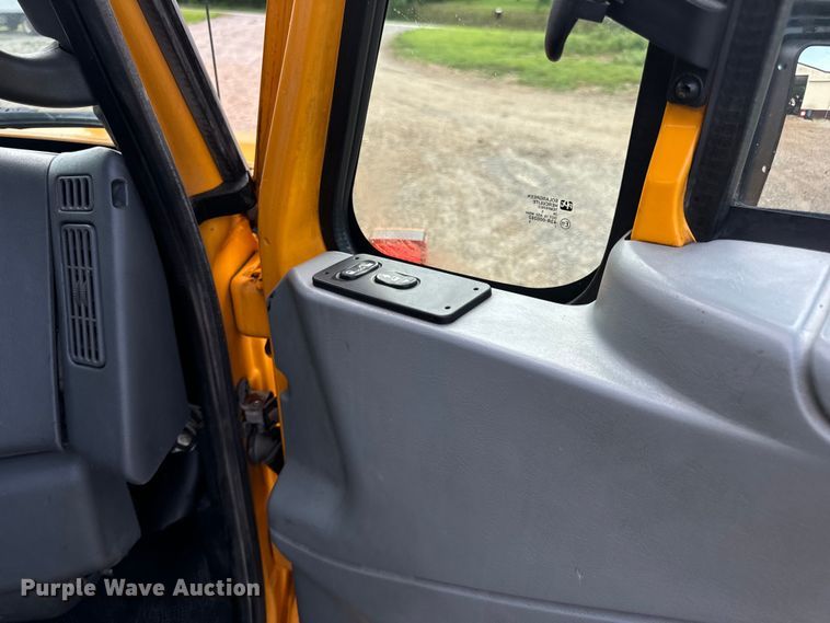 image for item OF9789 2006 International  7400 flatbed truck