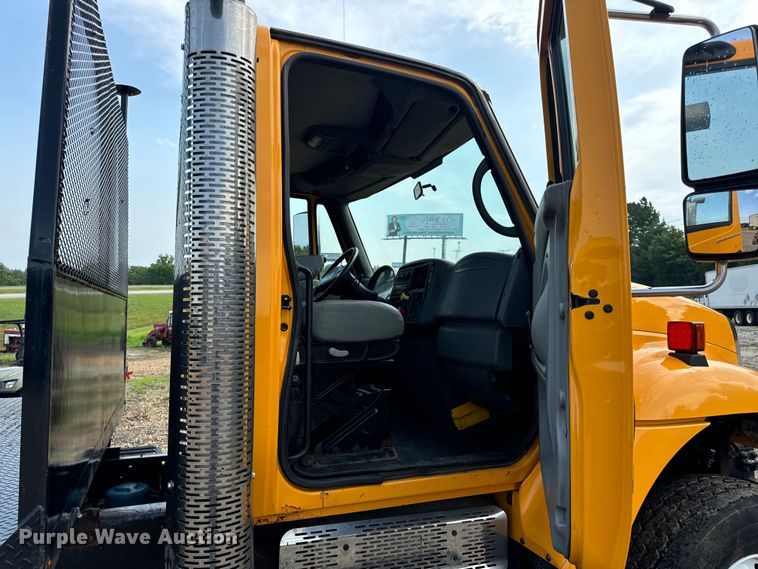 image for item OF9789 2006 International  7400 flatbed truck