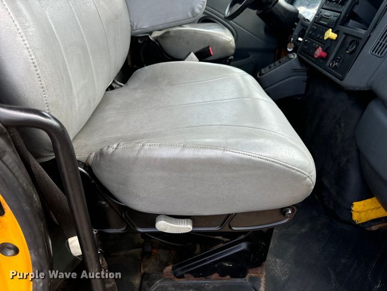 image for item OF9789 2006 International  7400 flatbed truck