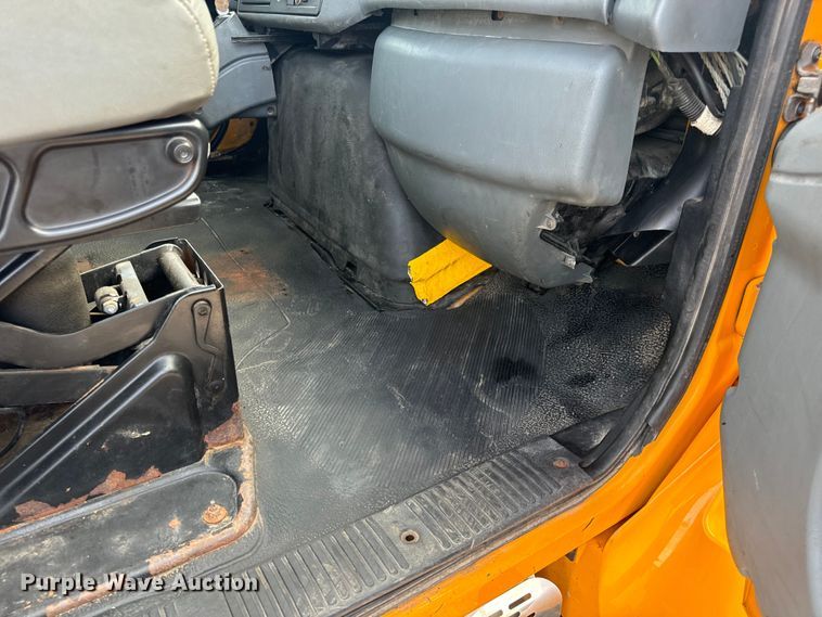 image for item OF9789 2006 International  7400 flatbed truck