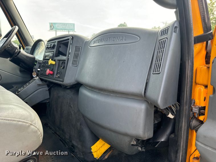 image for item OF9789 2006 International  7400 flatbed truck