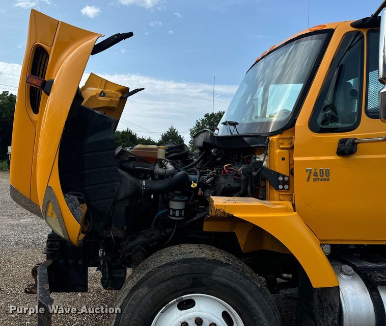 image for item OF9789 2006 International  7400 flatbed truck
