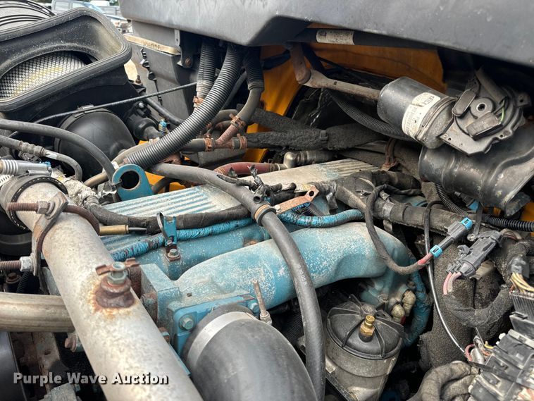 image for item OF9789 2006 International  7400 flatbed truck