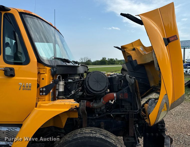 image for item OF9789 2006 International  7400 flatbed truck