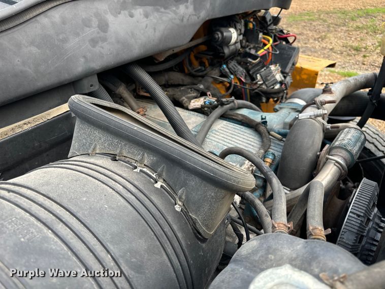 image for item OF9789 2006 International  7400 flatbed truck