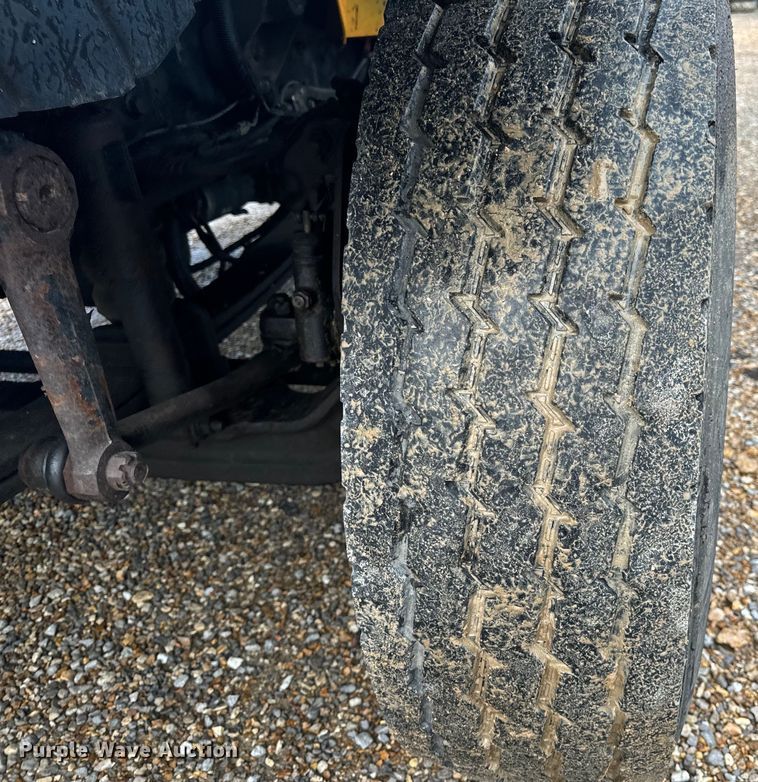 image for item OF9789 2006 International  7400 flatbed truck