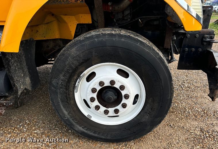 image for item OF9789 2006 International  7400 flatbed truck